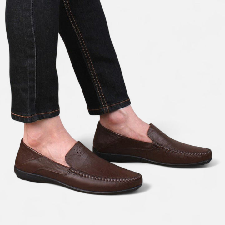 Cordones finos en zapatos Oxford de vestir, diseño elegante para moda masculina y ocasiones especiales.