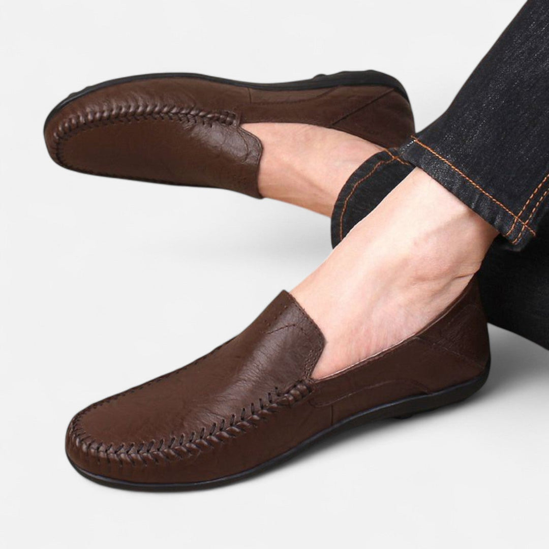 Perfil lateral de zapatos Oxford de vestir para hombre, color negro, suela cómoda, estilo ejecutivo.