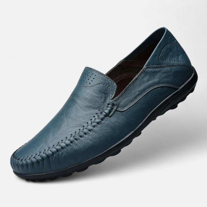 Primer plano de zapatos Oxford formales, destacando su artesanía y calidad, ideales para eventos y bodas.