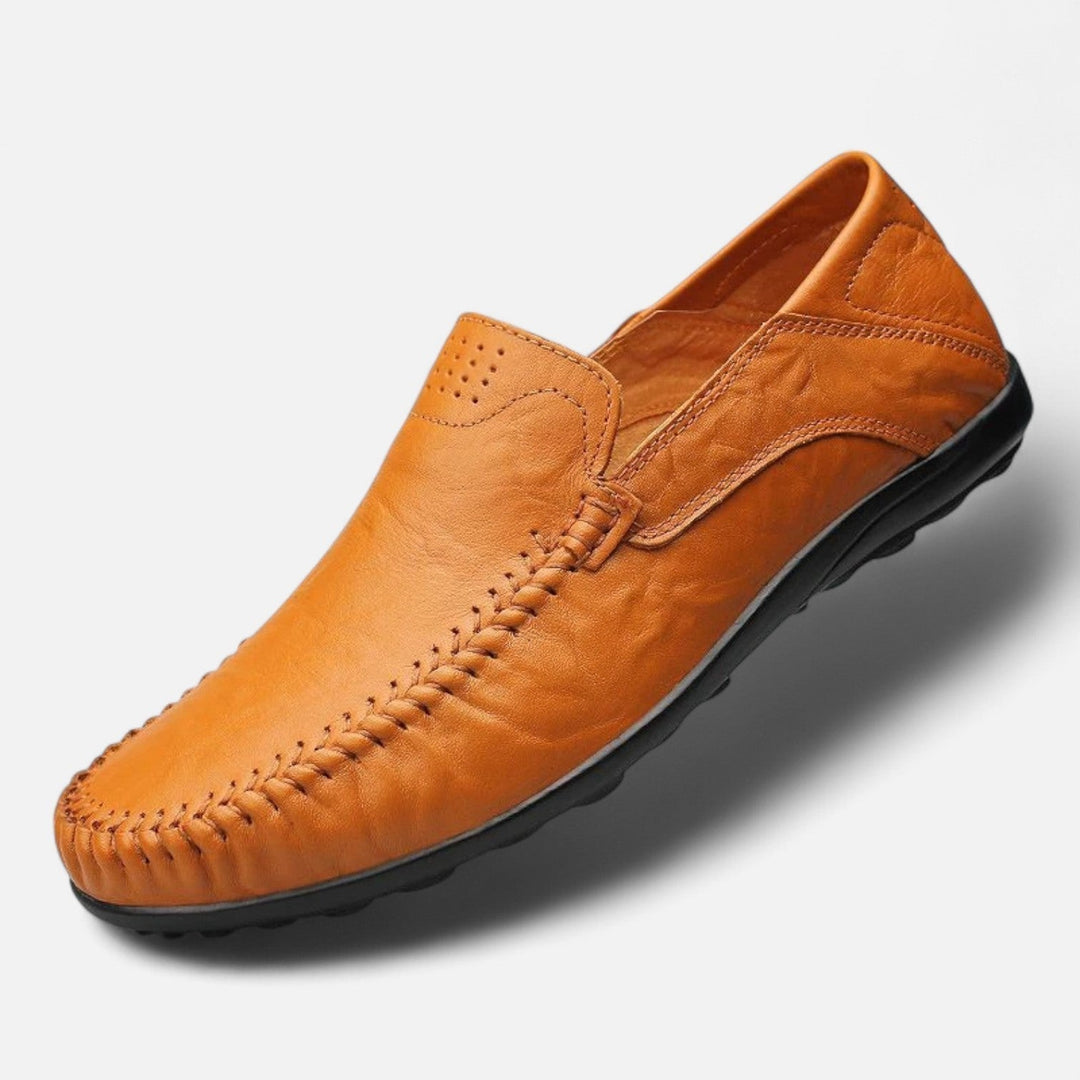 Zapatos Oxford de piel en un entorno de oficina, reflejando moda masculina, profesionalismo y estilo ejecutivo.