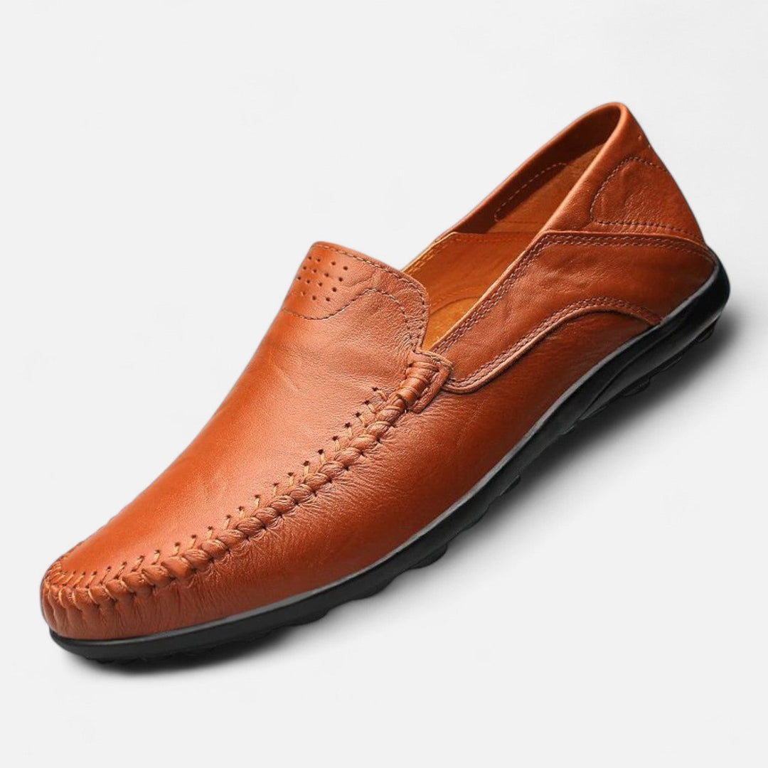 Suela antideslizante de zapatos Oxford de hombre, garantizando comodidad y seguridad en calzado elegante.