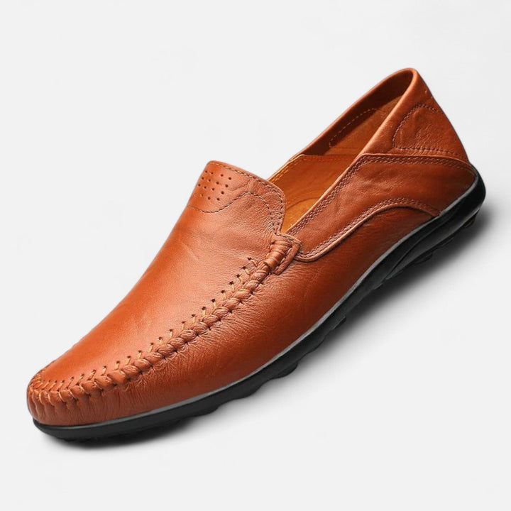 Suela antideslizante de zapatos Oxford de hombre, garantizando comodidad y seguridad en calzado elegante.