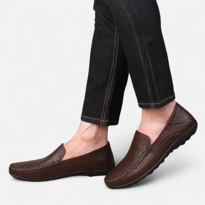 Textura de cuero brillante en zapatos Oxford clásicos para hombre, calzado formal de alta calidad y comodidad.