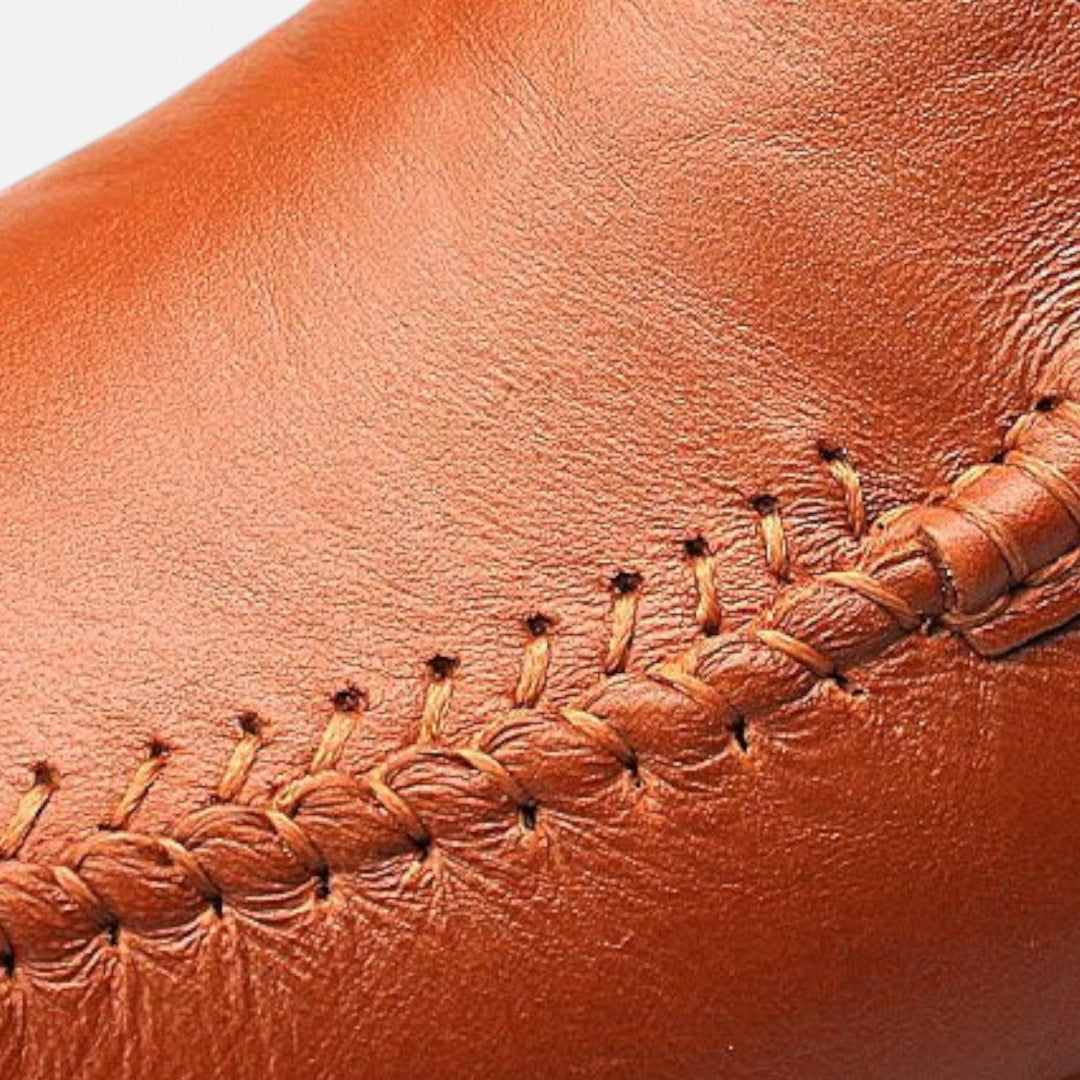 Puntera pulida de zapatos Oxford de vestir para hombre, símbolo de estilo ejecutivo y sofisticación formal.