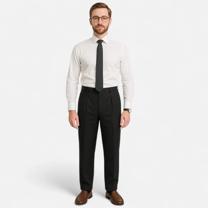 Pies con zapatos Oxford de vestir en piel, mostrando elegancia y confort para reuniones de negocios y moda masculina.