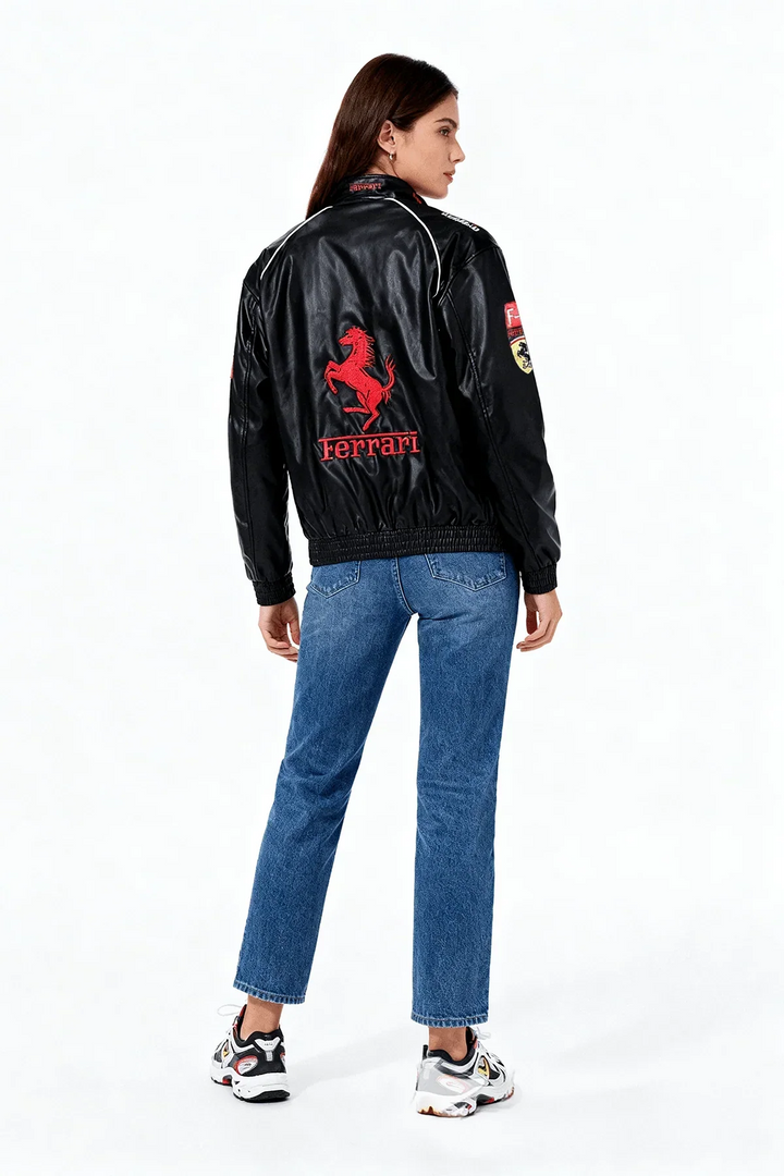 Chaqueta de cuero vintage con cuello alto y cremalleras metálicas. Estilo carreras unisex.
