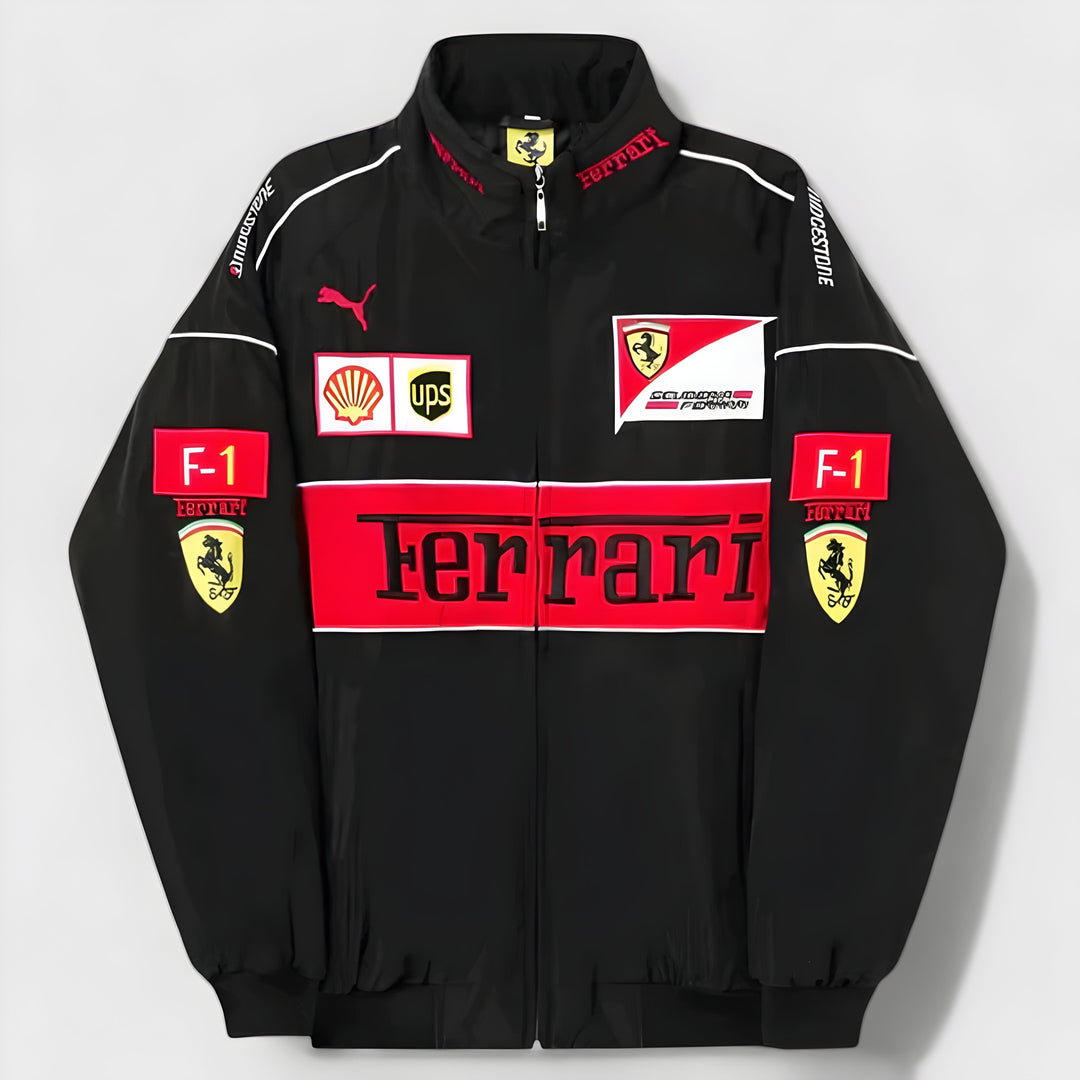 Primer plano de los parches y detalles de diseño de esta chaqueta de carreras vintage unisex.