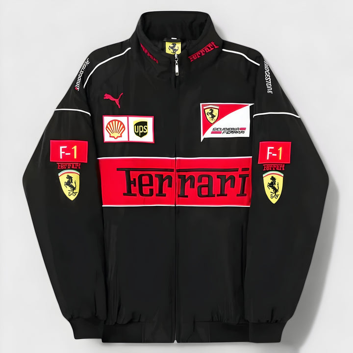 Primer plano de los parches y detalles de diseño de esta chaqueta de carreras vintage unisex.