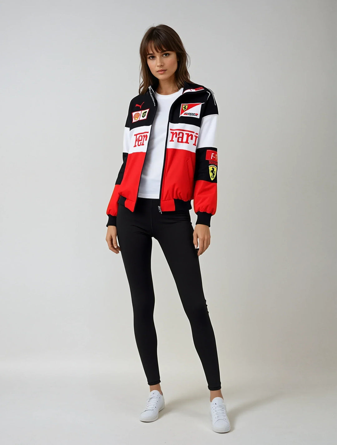 Modelo luciendo chaqueta vintage de carreras unisex, perfecta para un estilo casual de primavera.
