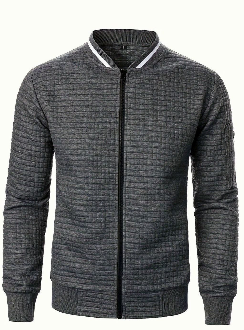 Cazadora masculina urbana, bomber con textura de cuadros y diseño moderno.