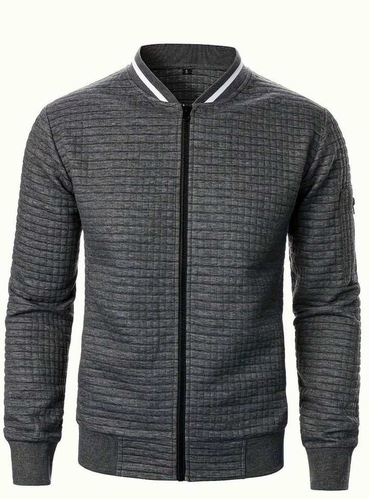 Cazadora masculina urbana, bomber con textura de cuadros y diseño moderno.