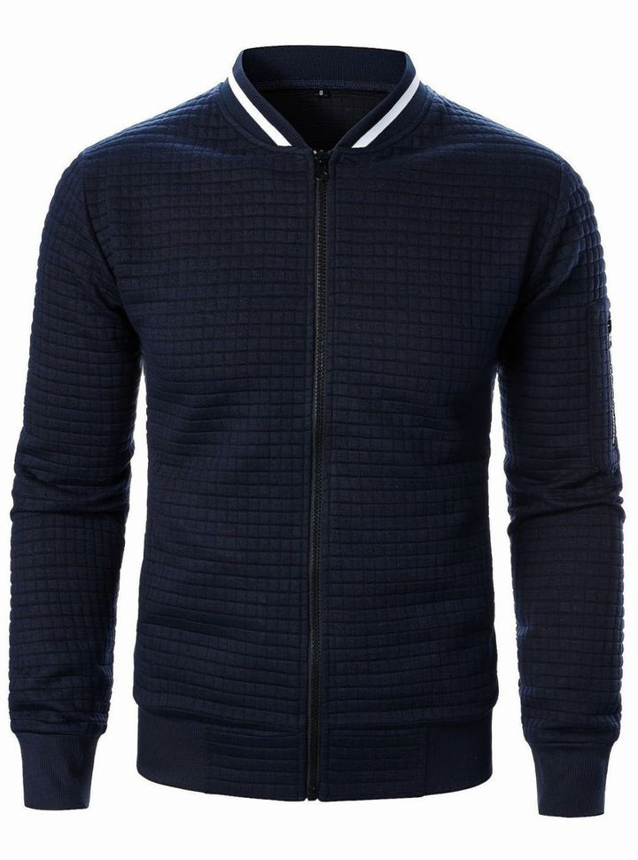 Bomber masculina, textura de cuadros, chaqueta de entretiempo, moda casual urbana.