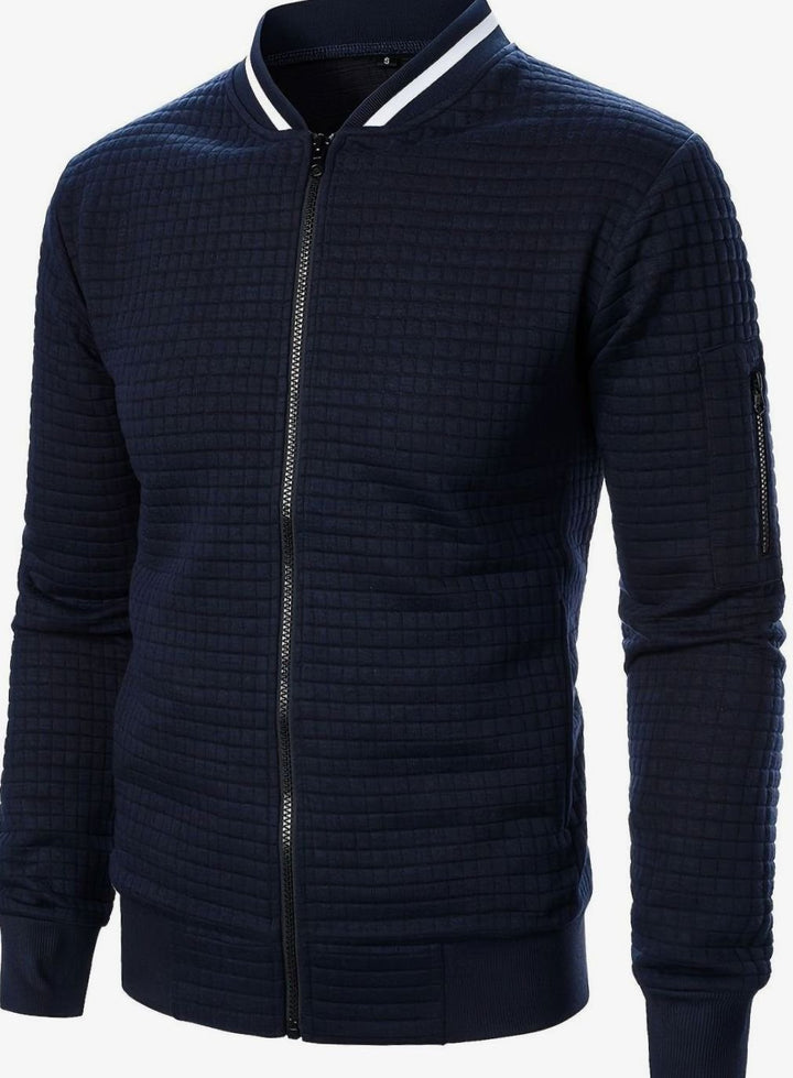 Ropa exterior masculina, bomber de cuadros texturizada, para un estilo urbano.