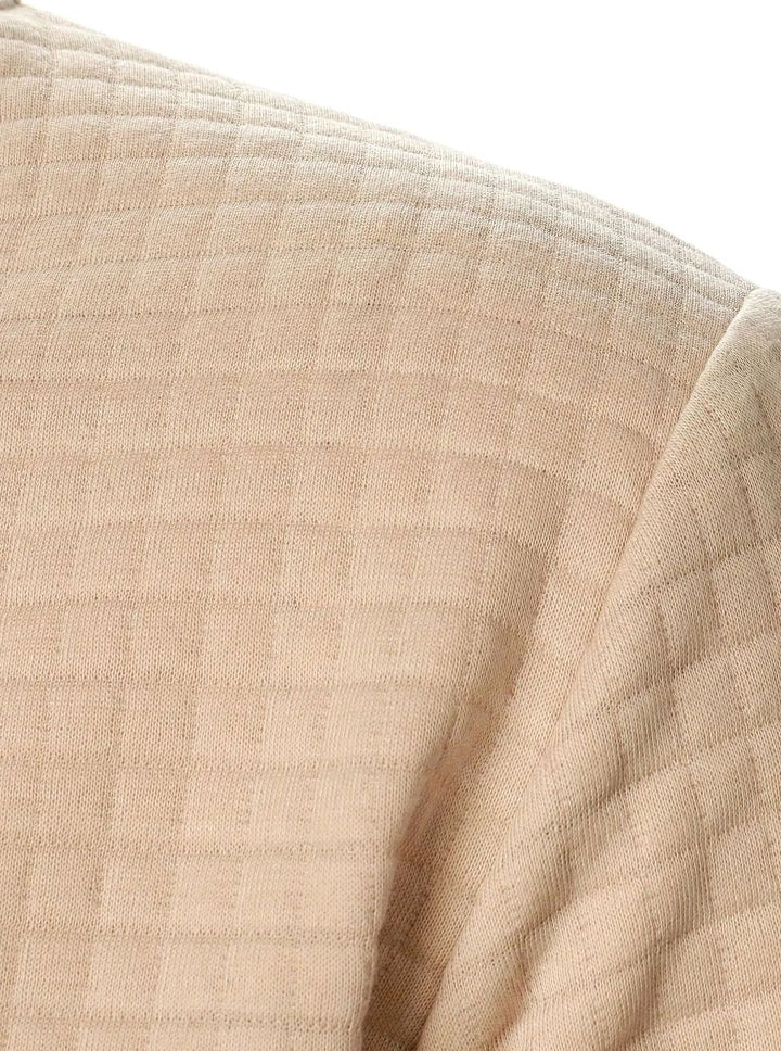 Chaqueta masculina de entretiempo, textura de cuadros, estilo bomber moderno.