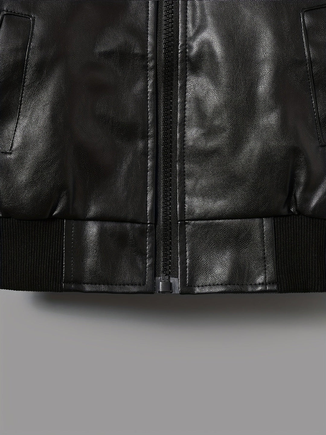 Chaqueta para niños con cremallera completa y cuello alto protector. Abrigo ideal para días fríos.
