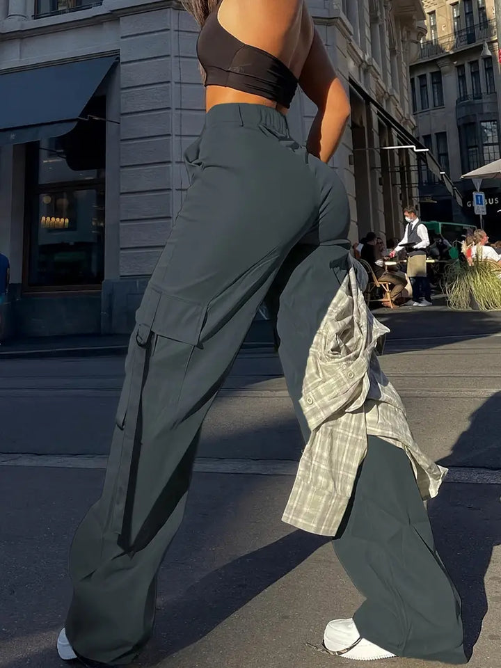 Pantalón cargo urbano, ideal para streetwear femenino y práctico.