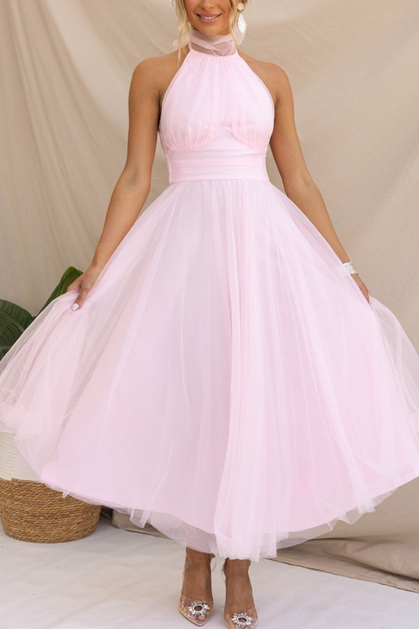 Vestido de graduación midi halter, elegante y con movimiento en la falda.