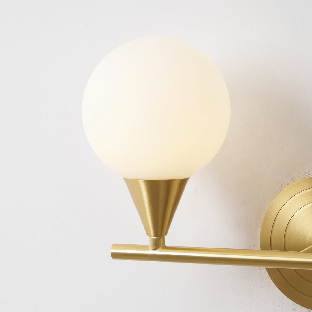 Decoración moderna con aplique de pared de latón. Dos globos de cristal blanco. Luz ambiental.