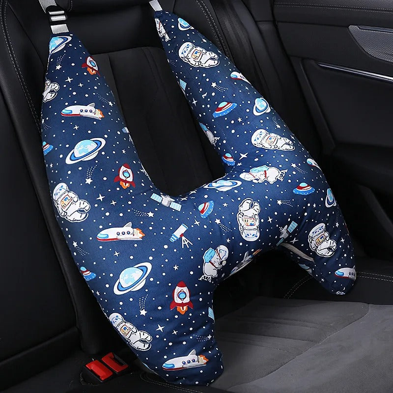 Almohada cervical universal, perfecta para viajes de adultos. Confort óptimo en cualquier medio de transporte.