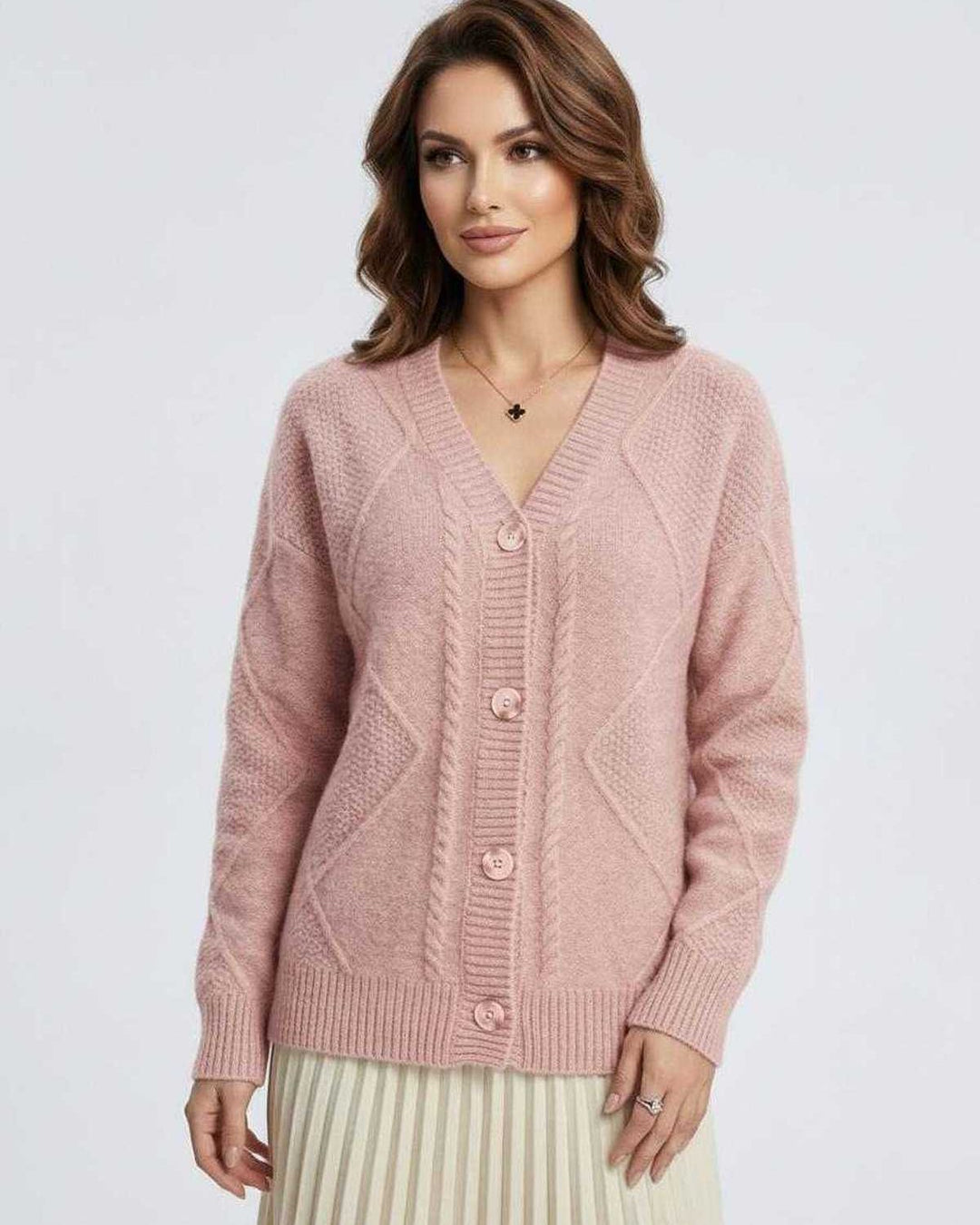 Cárdigan de mujer blanco Fleur, diseño geométrico. Prenda elegante y cálida, ideal para otoño/invierno.