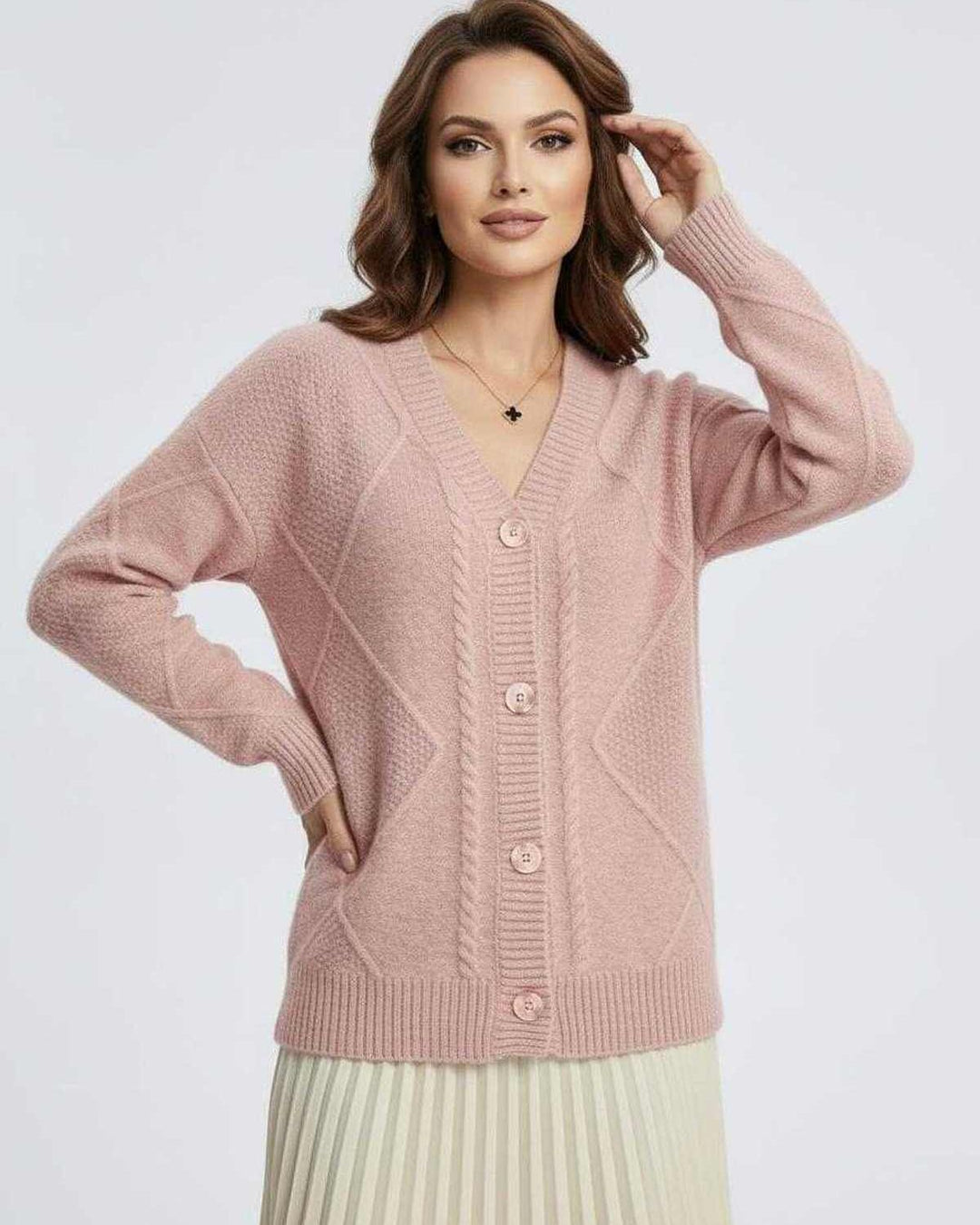 Cárdigan de mujer blanco con botones y diseño geométrico. Suave, cómodo y chic para cualquier ocasión.