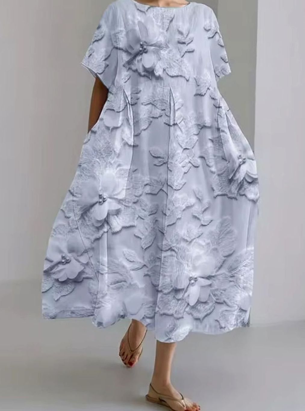 Vestido maxi floral con apliques para mujer. Cuello redondo, corte fluido para máxima comodidad. Estilo veraniego.