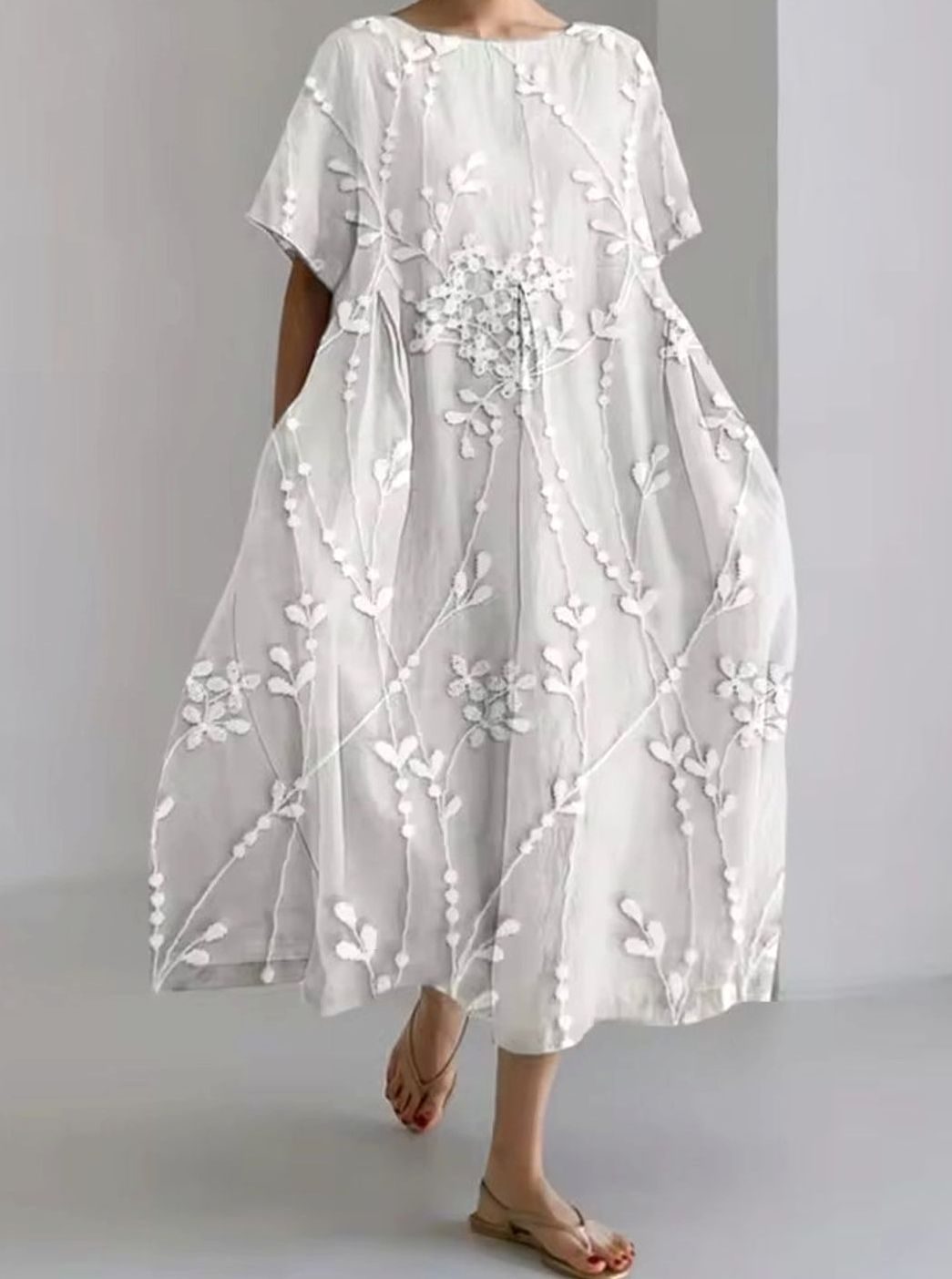 Vestido largo para mujer, con apliques florales decorativos cerca del cuello redondo. Fresco y moderno de verano.