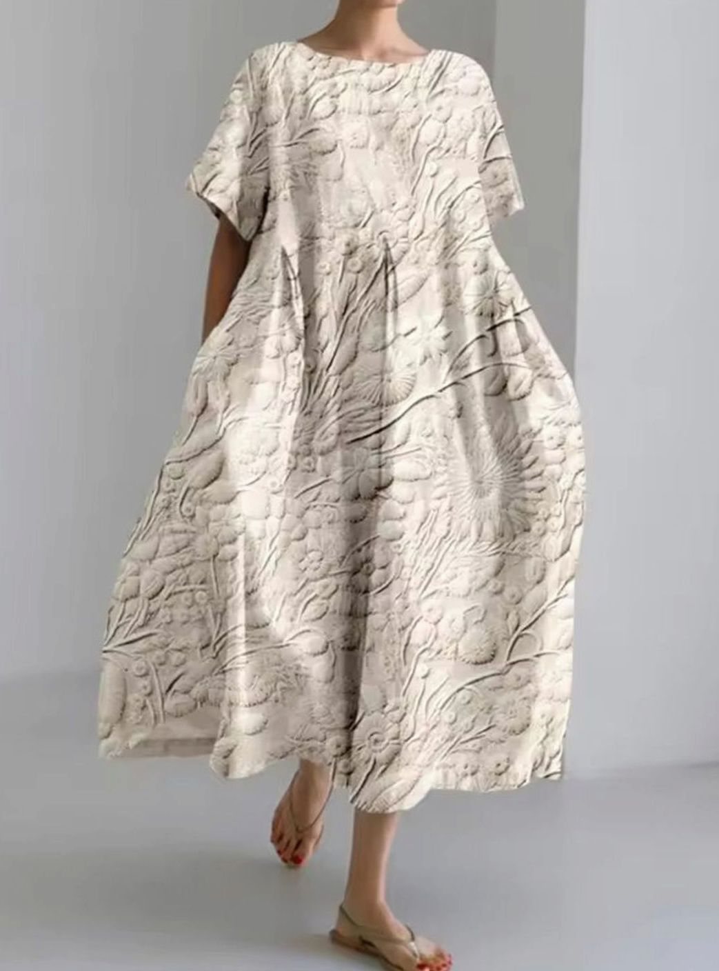 Vestido largo de mujer con cuello redondo y apliques florales. Perfecto para la moda de verano casual y elegante.