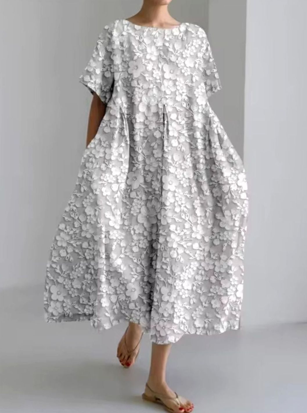 Vestido largo de mujer con apliques florales texturizados. Cuello redondo, ideal para un estilo fresco en primavera/verano.