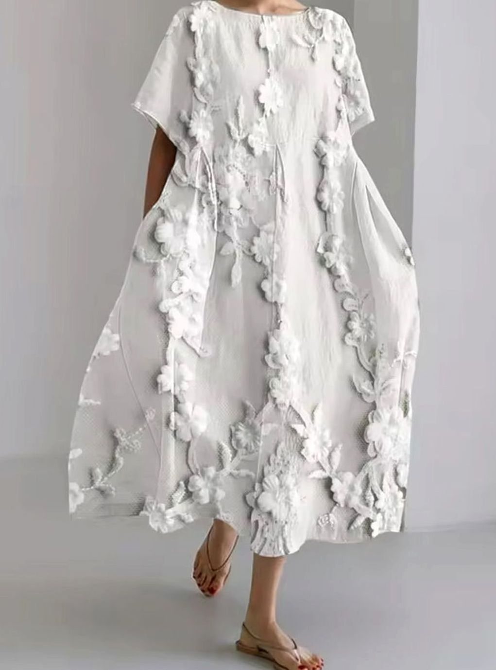 Vestido largo para mujer, con apliques florales en el cuello redondo. Estilo chic para bodas o eventos al aire libre.