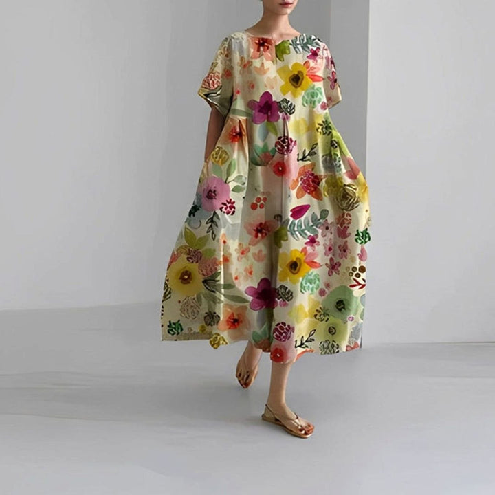 Vestido midi estampado floral de mujer con manga corta y bolsillos, diseño holgado para verano casual.