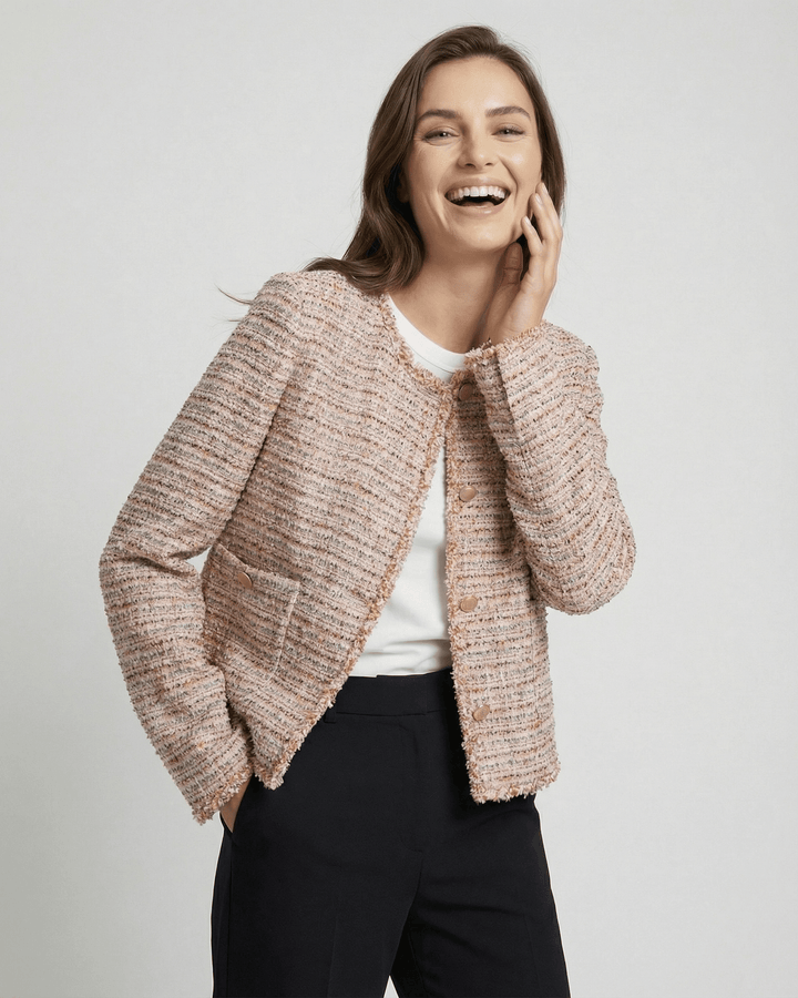 Chaqueta formal blanca de mujer para oficina. Estilo moderno, manga larga. Perfecta para el trabajo.