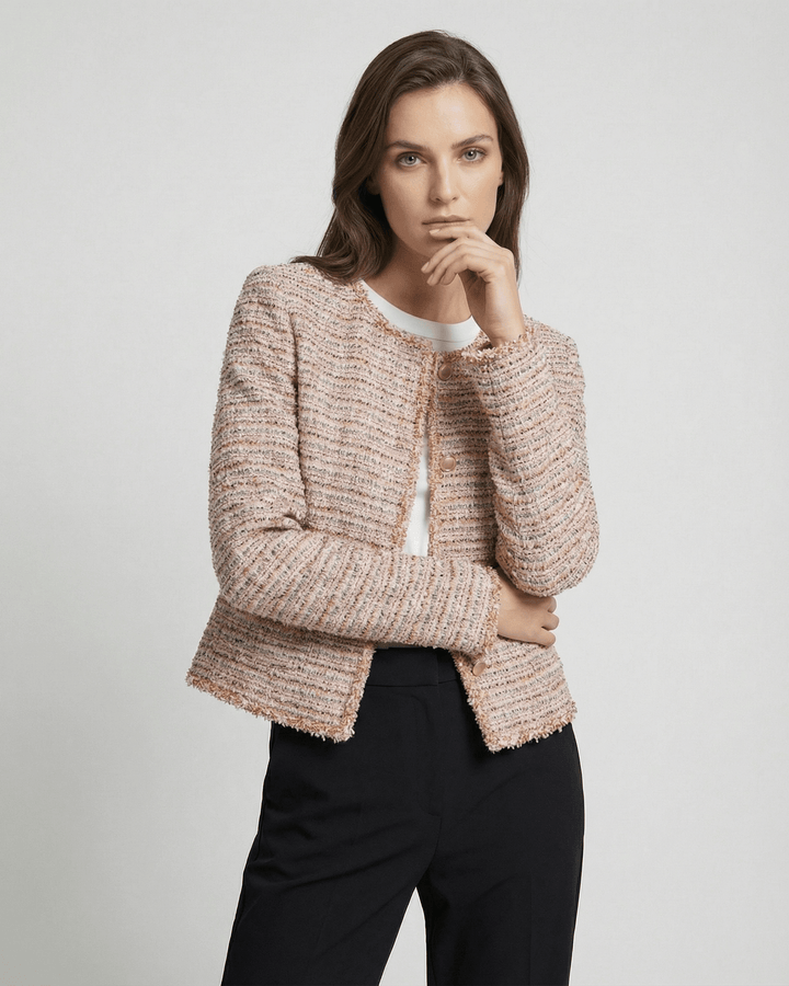 Chaqueta casual elegante blanca de mujer, manga larga. Un toque sofisticado para tu estilo diario o trabajo.