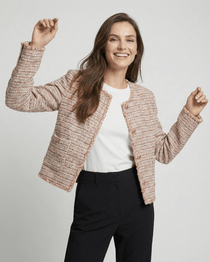 Moderna chaqueta blanca elegante para mujer. Estilo sofisticado, ideal para moda formal y casual.