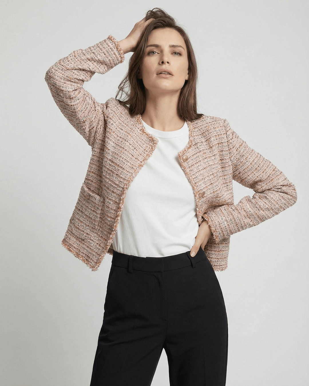 Chaqueta blanca de mujer, elegante y versátil, perfecta para un look de oficina o evento formal.