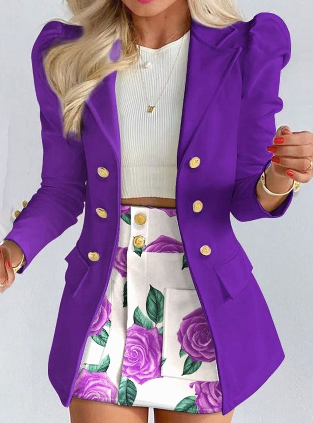 Conjunto elegante mujer: blazer cruzada y falda floral mini. Moda femenina formal.