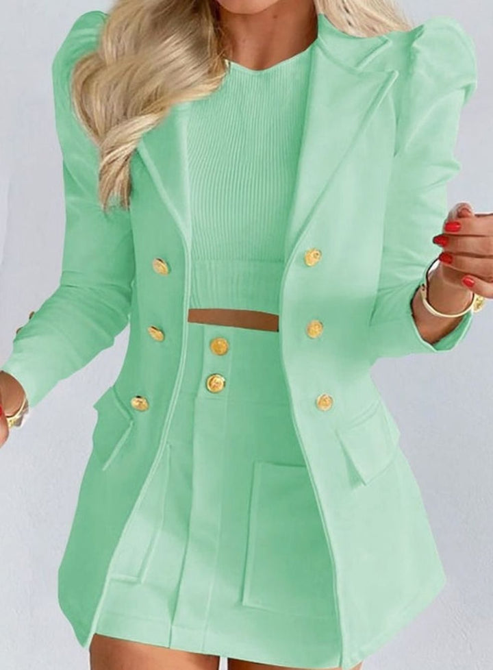 Blazer cruzada y falda floral mini para mujer. Conjunto elegante y chic, perfecto para outfit formal.