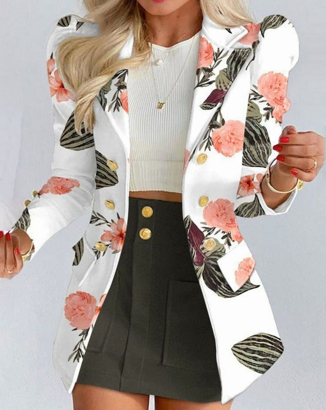Falda floral mini chic para mujer, combinada con blazer cruzada. Conjunto dos piezas para outfit formal.