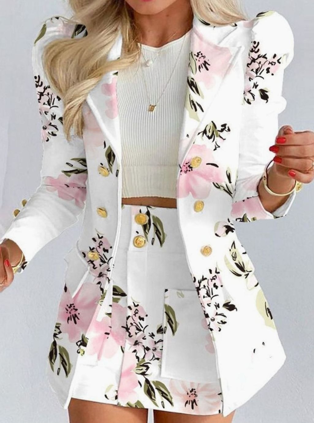 Conjunto de oficina para mujer: blazer cruzada y falda floral. Estilo chic y elegante, moda femenina.