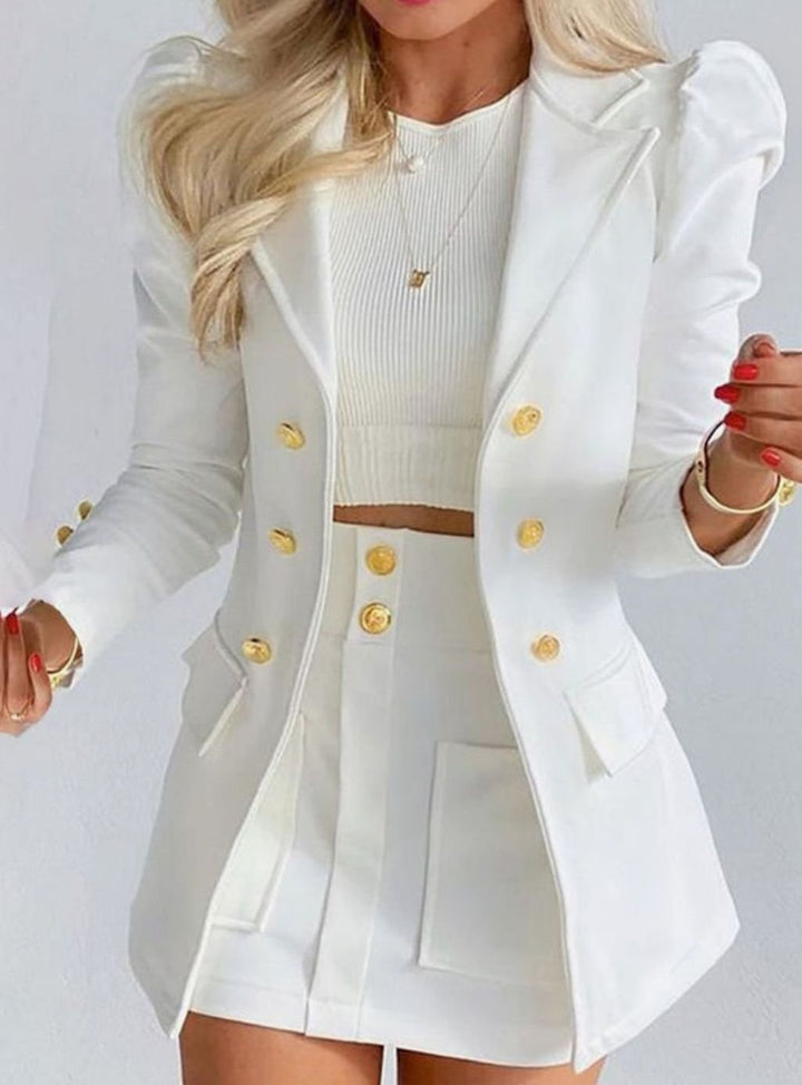 Conjunto elegante mujer con chaqueta blazer cruzada y falda floral mini. Moda femenina y estilo chic.