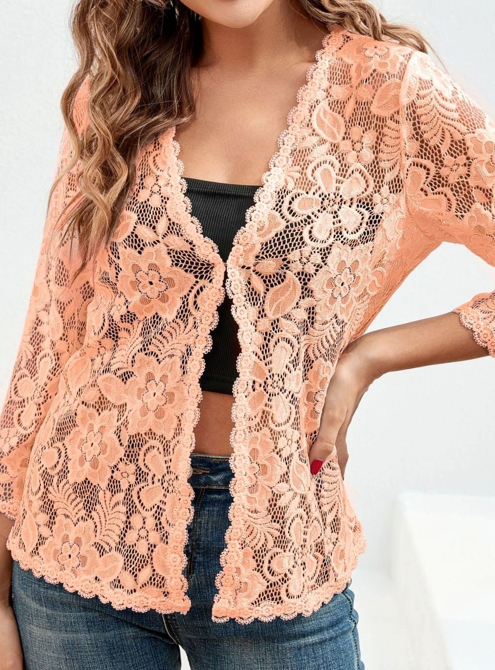 Prenda versátil: Cárdigan de mujer con encaje floral, manga 3/4. Moda elegante ligera.