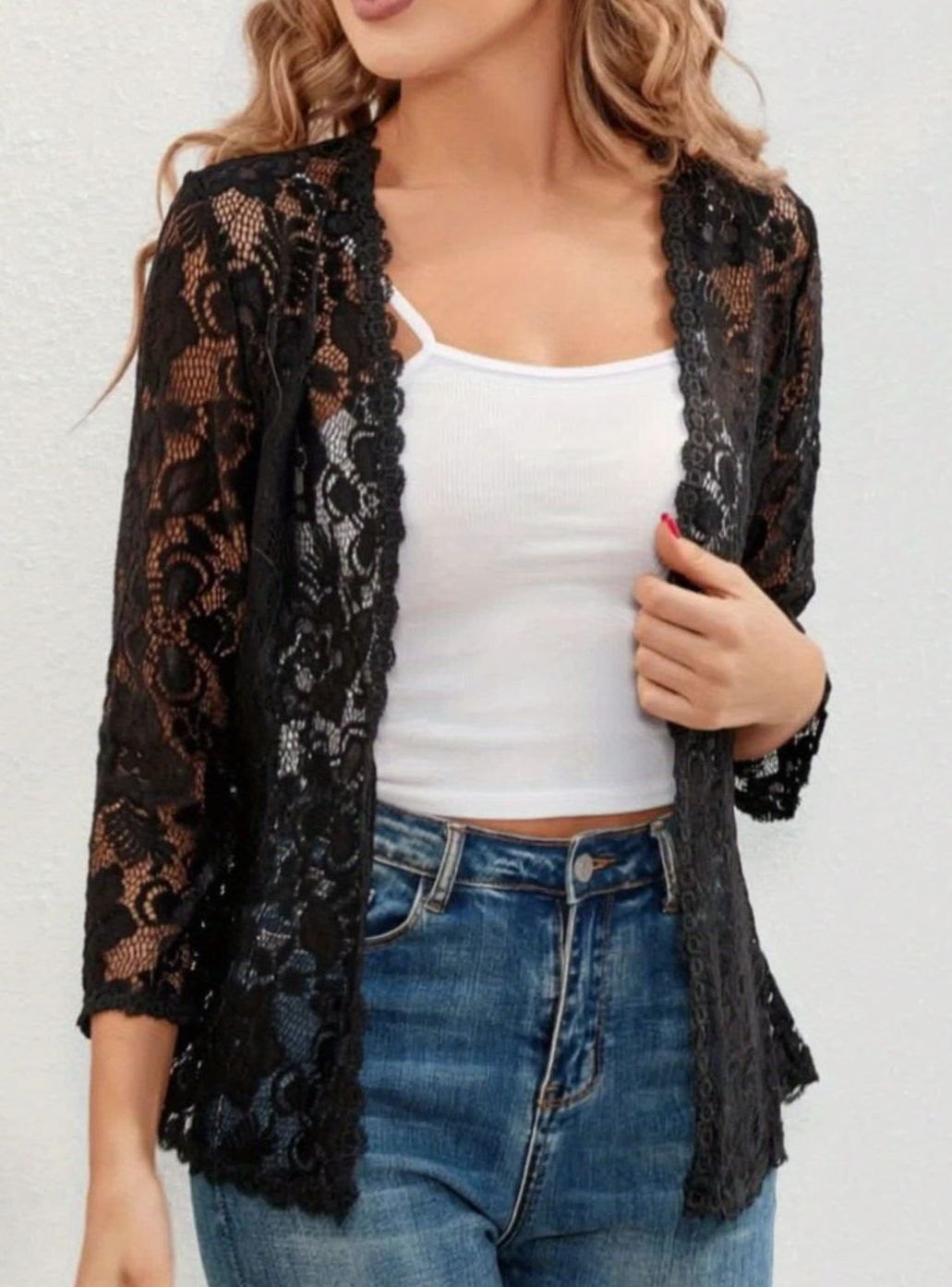 Cárdigan floral abierto, encaje delicado, manga tres cuartos. Ropa femenina chic.