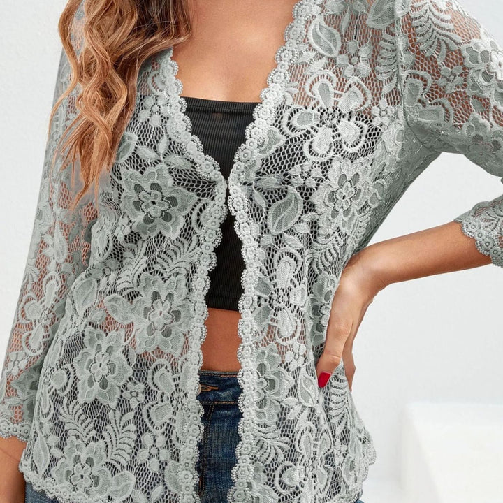 Prenda ligera de encaje floral, cárdigan de mujer con manga 3/4. Estilo versátil y chic.