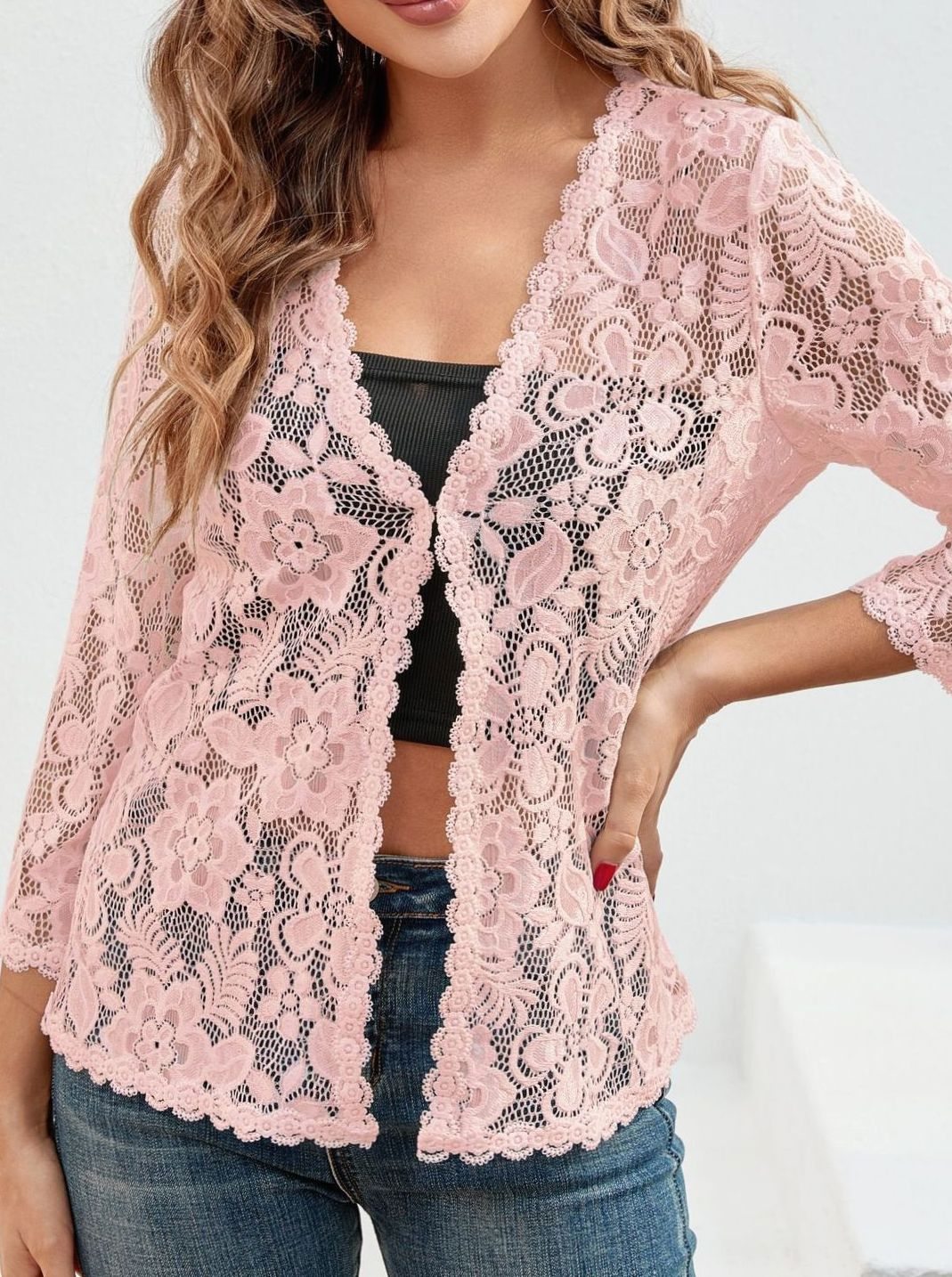 Prenda abierta femenina: Cárdigan floral de encaje con manga 3/4. Estilo romántico y versátil.