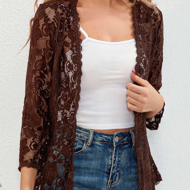 Cárdigan de mujer con encaje floral, manga tres cuartos. Prenda abierta y ligera para moda.