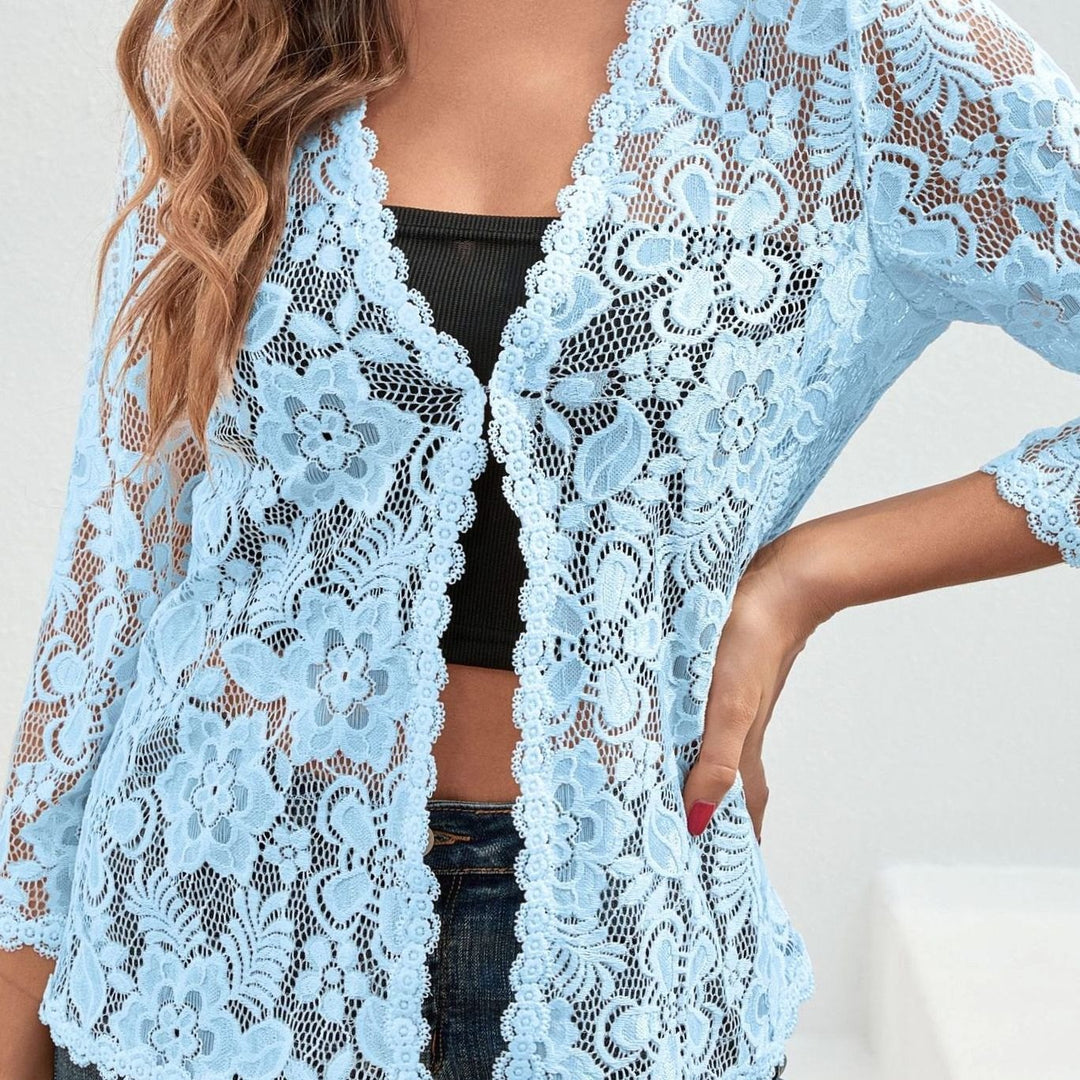 Cárdigan floral de encaje, manga tres cuartos. Prenda abierta y romántica para mujer.