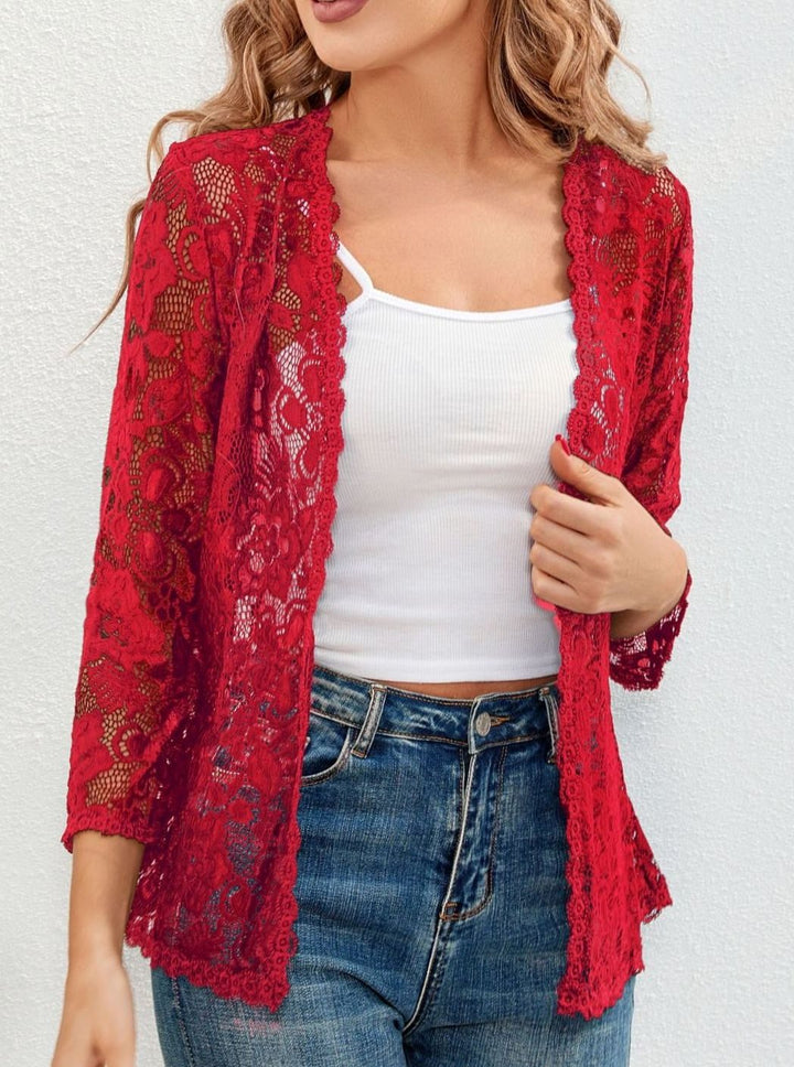 Cárdigan ligero con encaje floral, manga tres cuartos. Ideal para la moda femenina elegante.