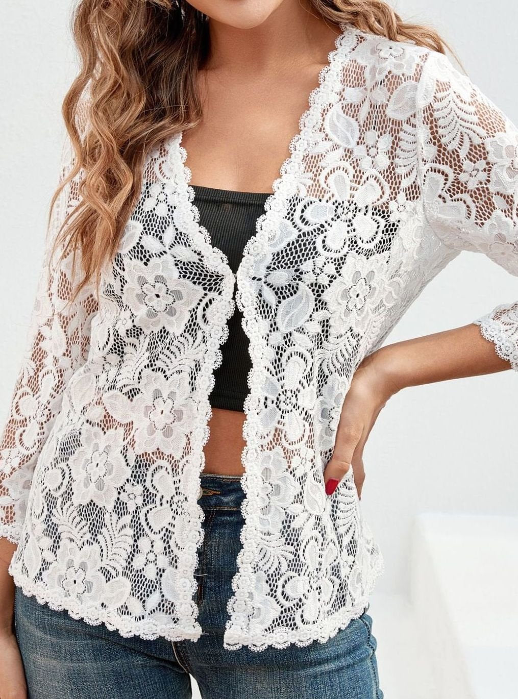 Elegante cárdigan de mujer con encaje floral, manga tres cuartos. Prenda abierta versátil.