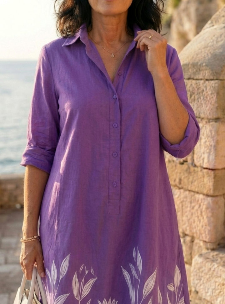 Vestido camisero relajado para mujer con estampado botánico vibrante. Prenda casual de verano con toque morado.