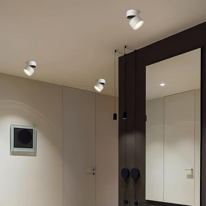 Iluminación de techo LED versátil y orientable, perfecta para hogares con diseño contemporáneo.